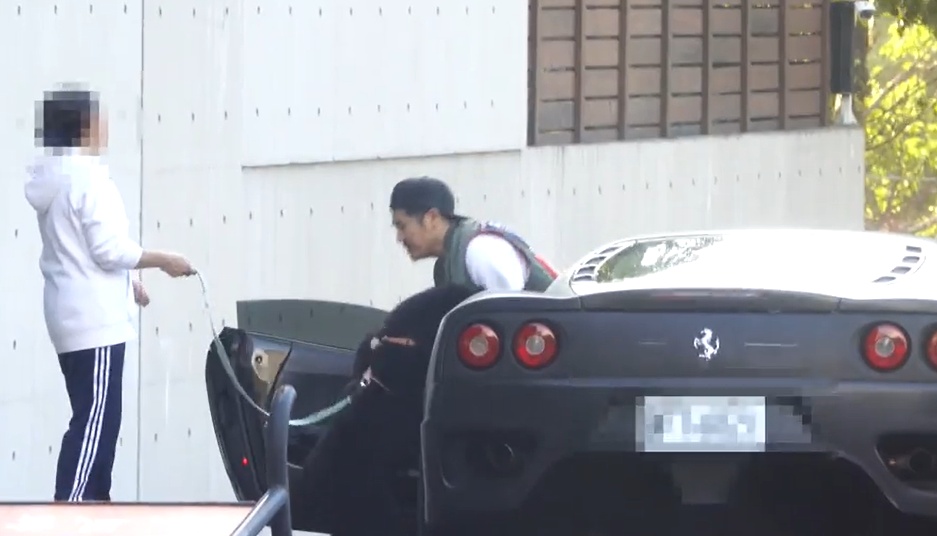 Appeared for the first time after the divorce｜Cao Ge drove a Ferrari to pick up his daughter from school and found that he was secretly filmed and stared at the camera