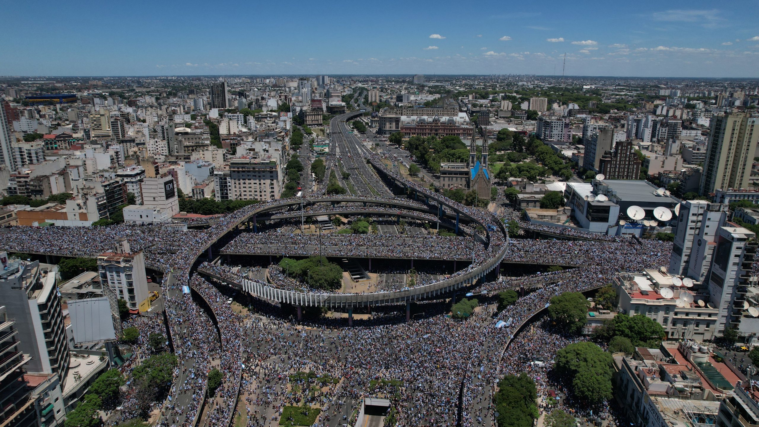 至少400万人上街  阿根廷国家队巴士胜利巡游改为直升机飞越上空