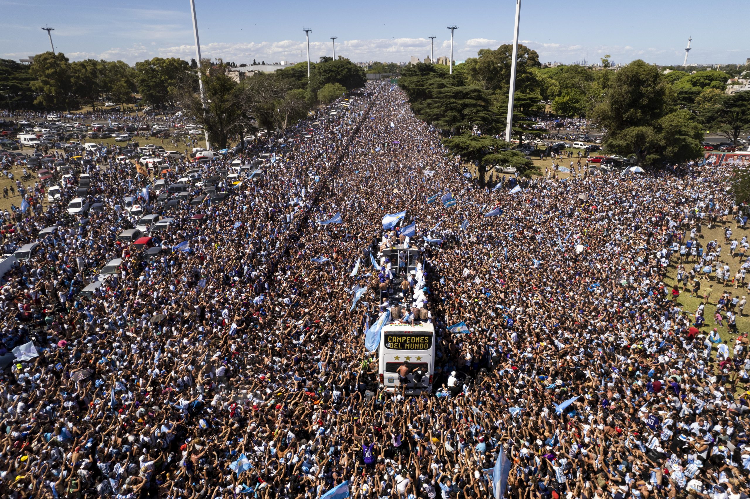 至少400万人上街  阿根廷国家队巴士胜利巡游改为直升机飞越上空