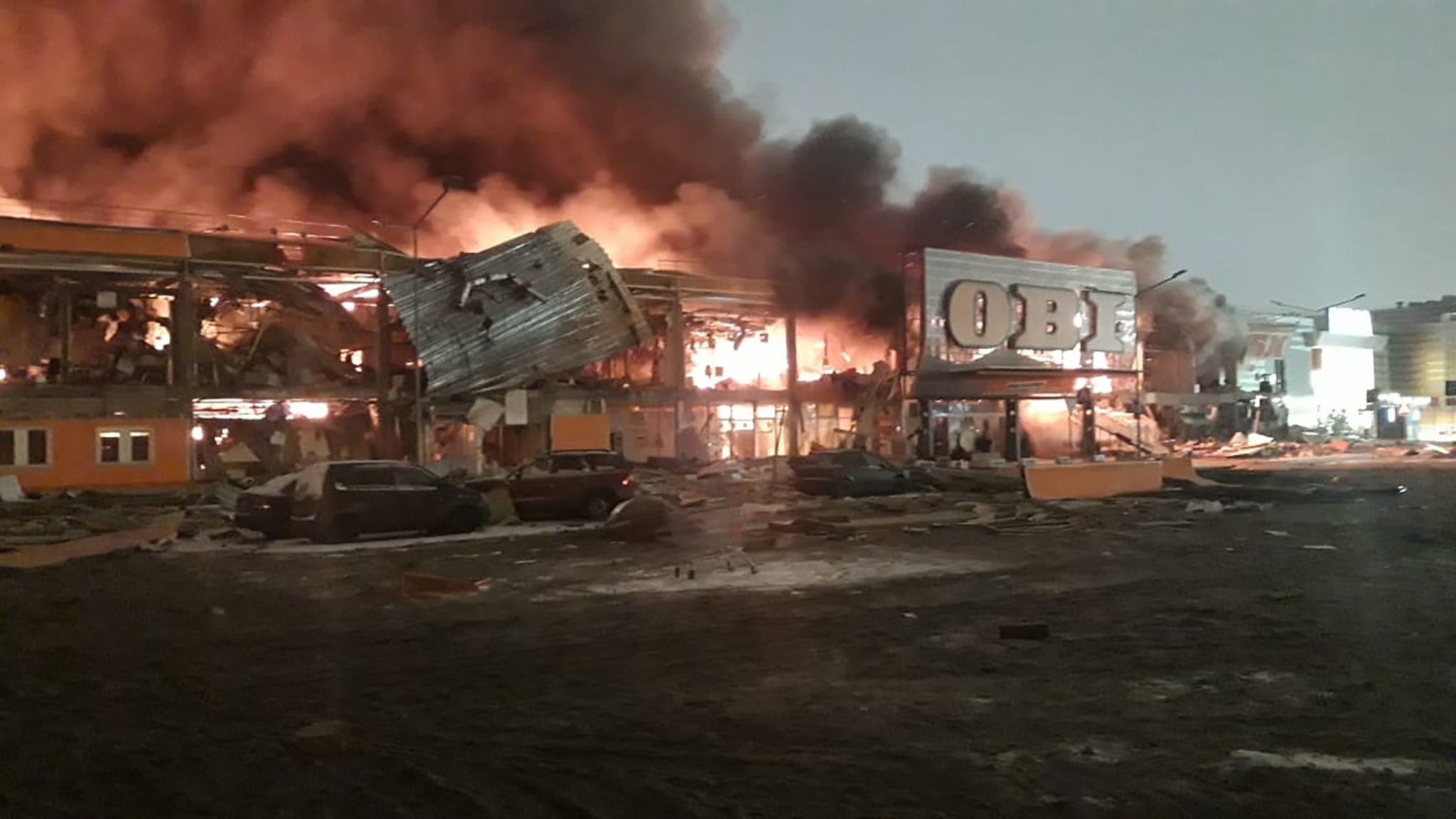 莫斯科购物中心爆炸火灾　 建筑陷火海屋顶坍塌