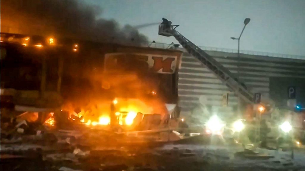 莫斯科购物中心爆炸火灾1死 建筑陷火海屋顶坍塌