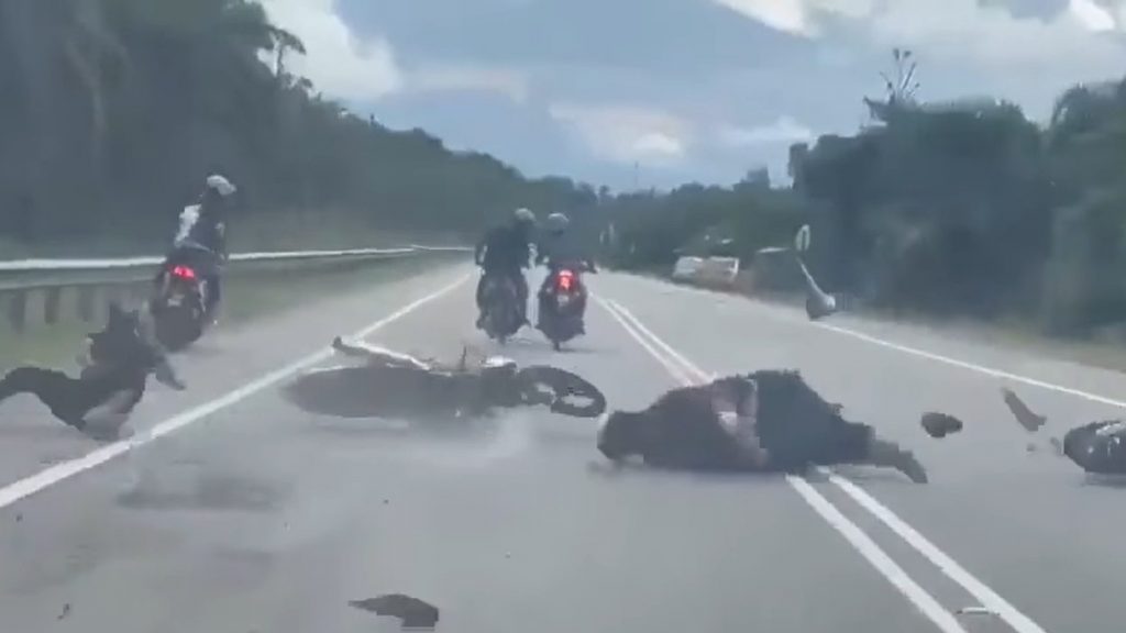 视频 | 边骑摩托边聊天酿祸 2骑士差点被车碾
