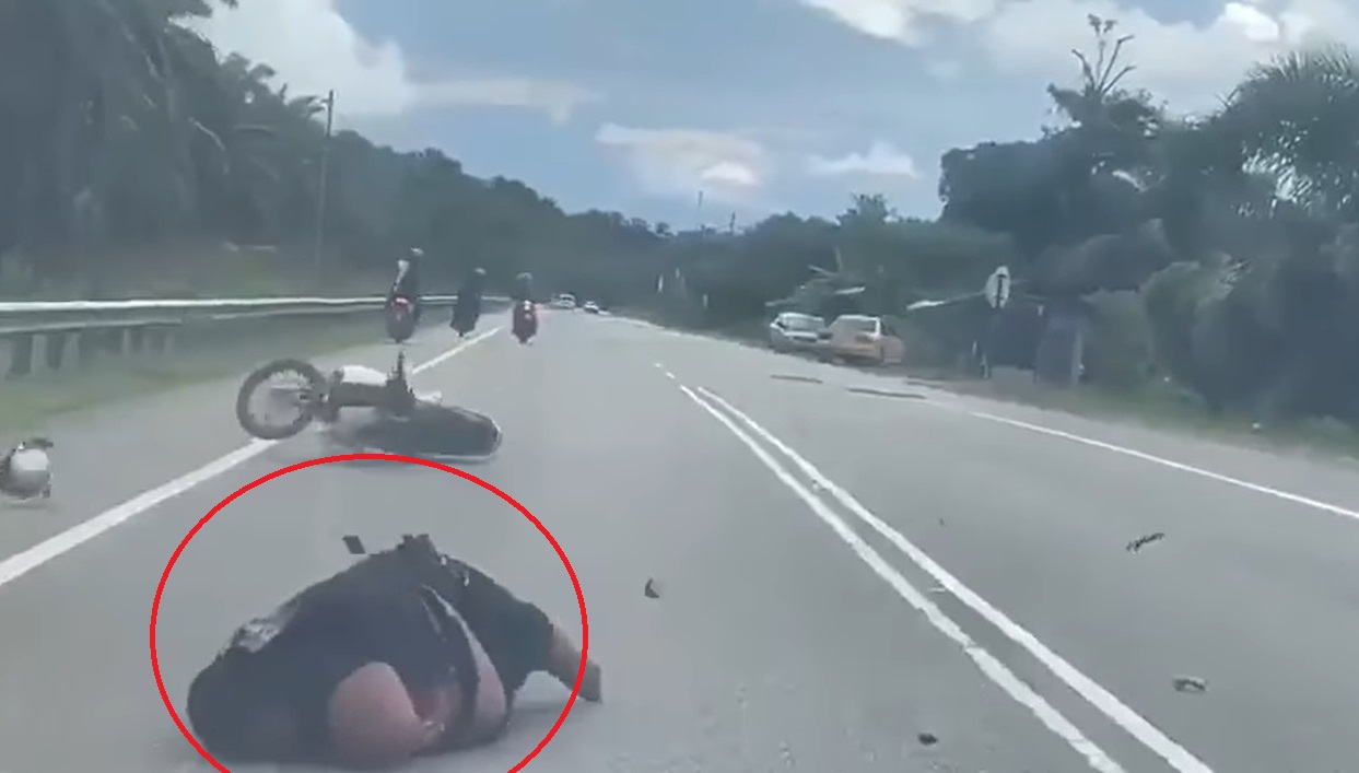 视频 | 罕见车祸！边开摩托边聊天被撞 差点被车碾过