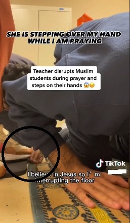 视频|不满办公室被占用祈祷 老师故意吹口哨踩学生手