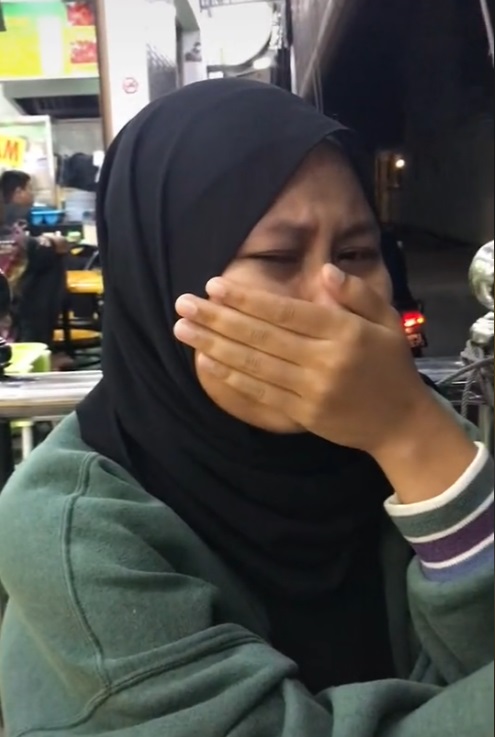 视频|印度煎饼发现拖把布条 女子泪崩“再也不去嘛嘛档了！”