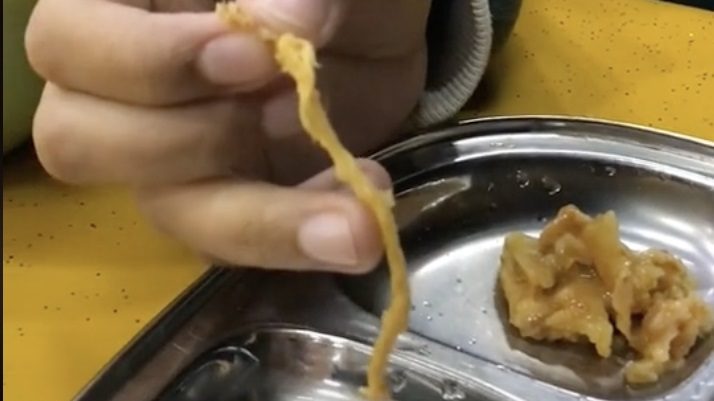 视频 | 印度煎饼发现拖把布条 女子泪崩“再也不去嘛嘛档了！”