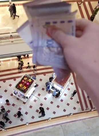 视频|商场高处撒RM1000  网轰“无文化！”