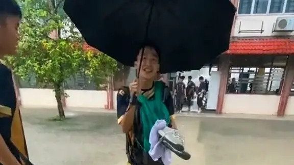视频|学生冒雨赤脚撑伞护送 网羡老师“简直像皇后”
