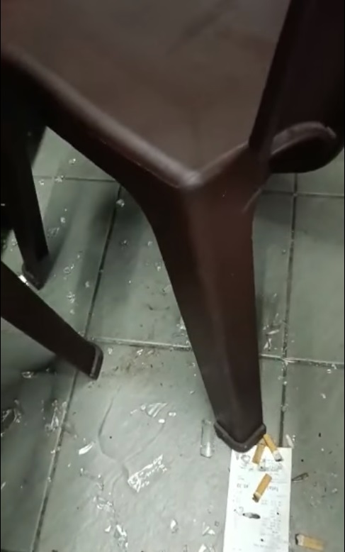 视频|弄坏塑椅打破间隔墙玻璃桌 食客看世界杯嘛嘛店变灾场