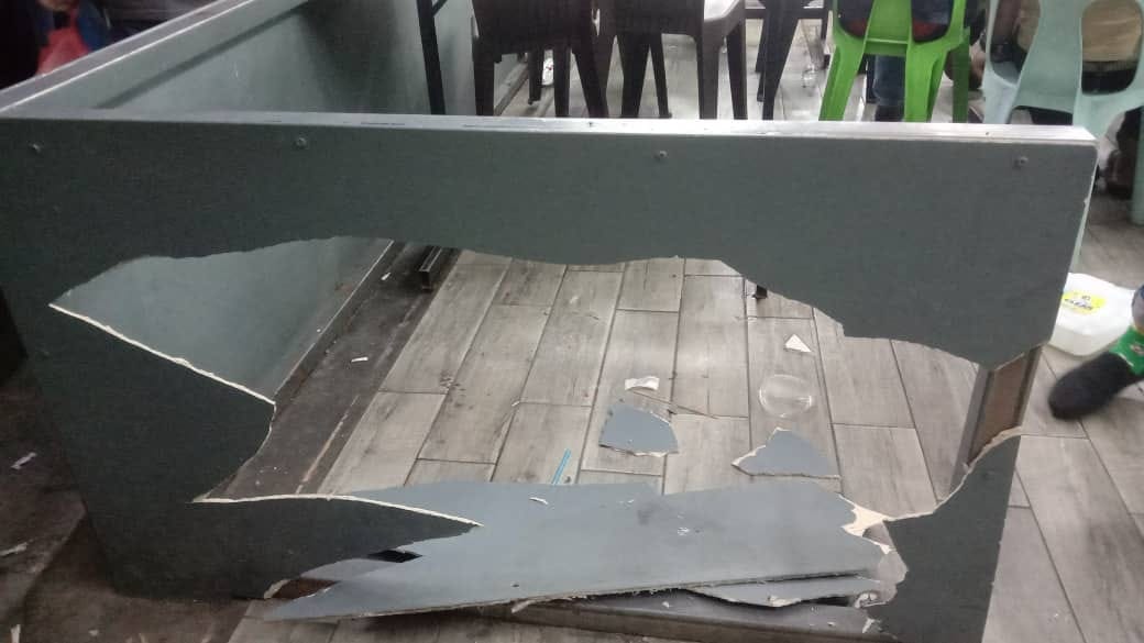 视频|弄坏塑椅打破间隔墙玻璃桌 食客看世界杯嘛嘛店变灾场
