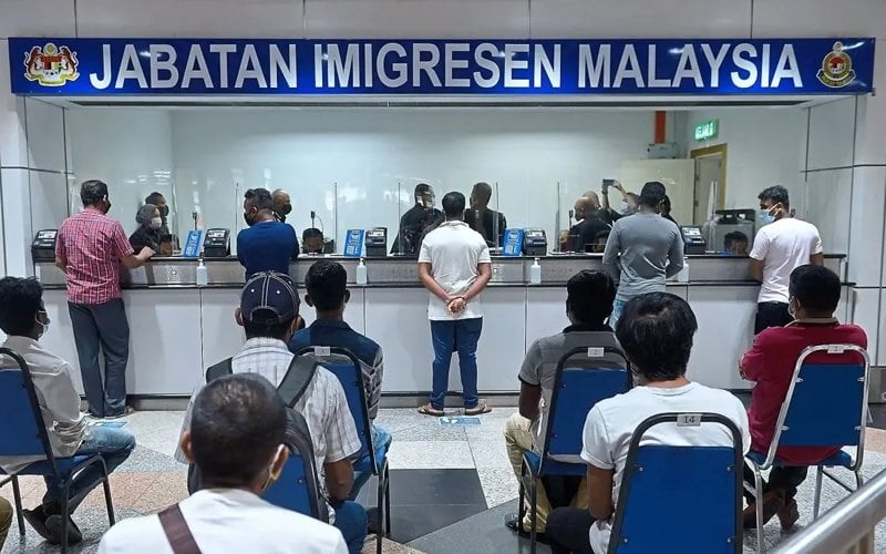 证实布城吉隆坡移民局爆满·总监：请到其他地方更新护照