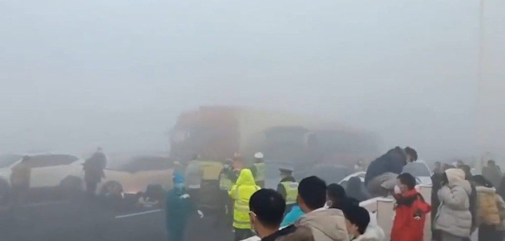 路面结冰又大雾 河南郑新黄河大桥数百辆车追撞堆叠