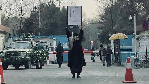 阿富汗一人抗争 她在喀布尔大学门口举牌要求读书