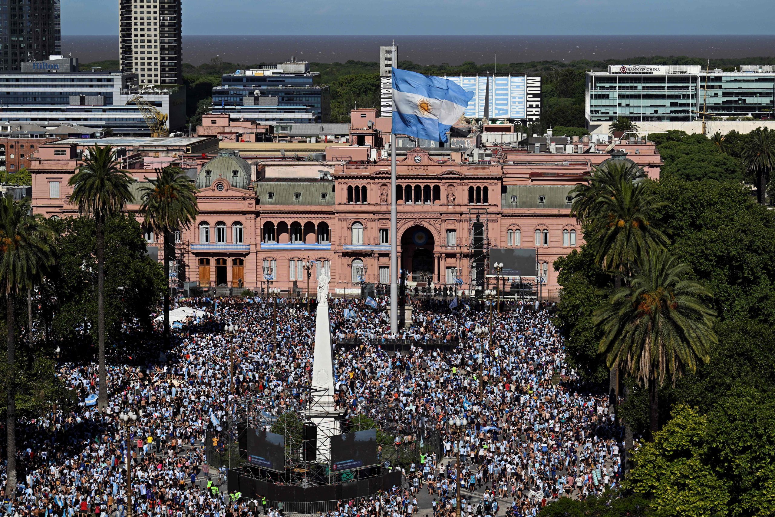 阿根廷首都彻底疯狂！ 球友被迫乘直升机游行