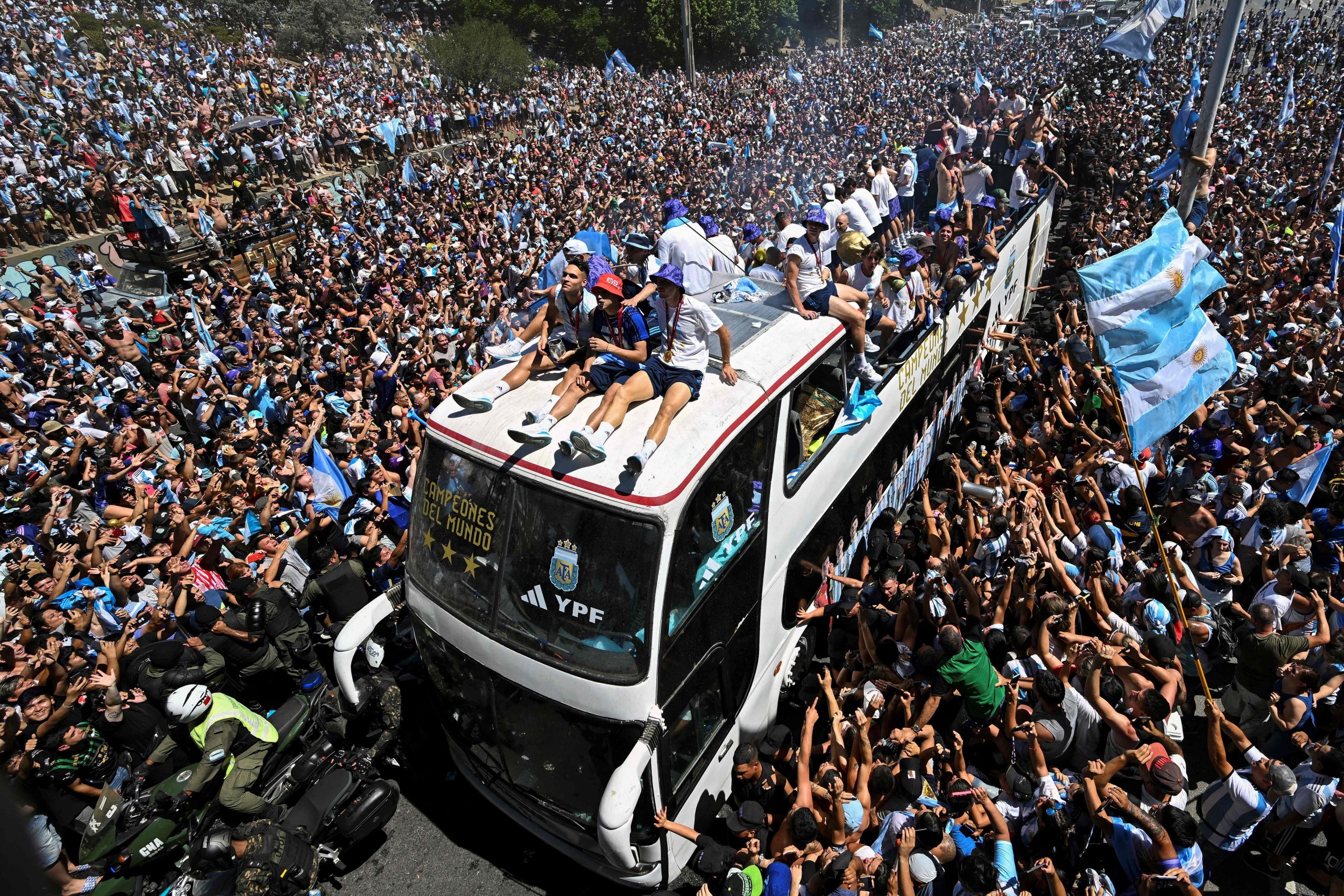 阿根廷首都彻底疯狂！ 球友被迫乘直升机游行