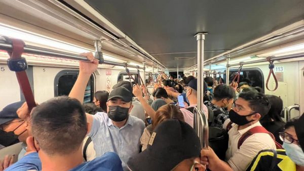 陆兆福“微服”搭LRT 体验高峰时段车厢“拥挤”