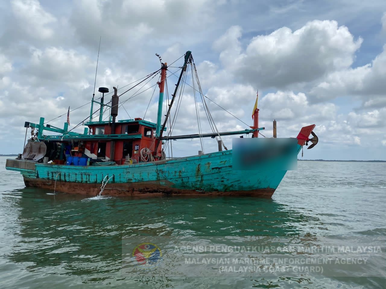雇非法外劳禁区捕鱼 渔船遭海事机构扣查