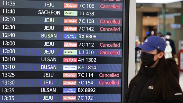 韩国暴雪破今冬纪录！济州机场“多个航班停飞”　乘客苦守等回家