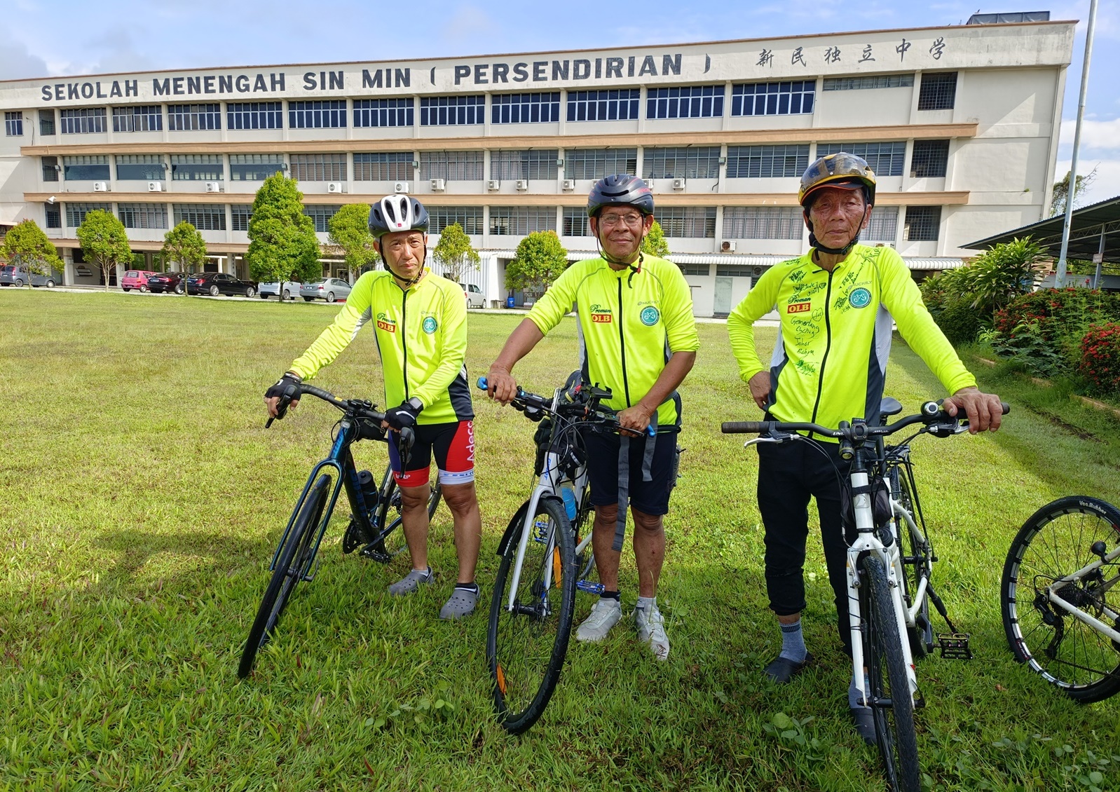 （全国版）铁马骑遍南北献华教骑车队获马来西亚纪录大全，成为最长距离的公益骑。