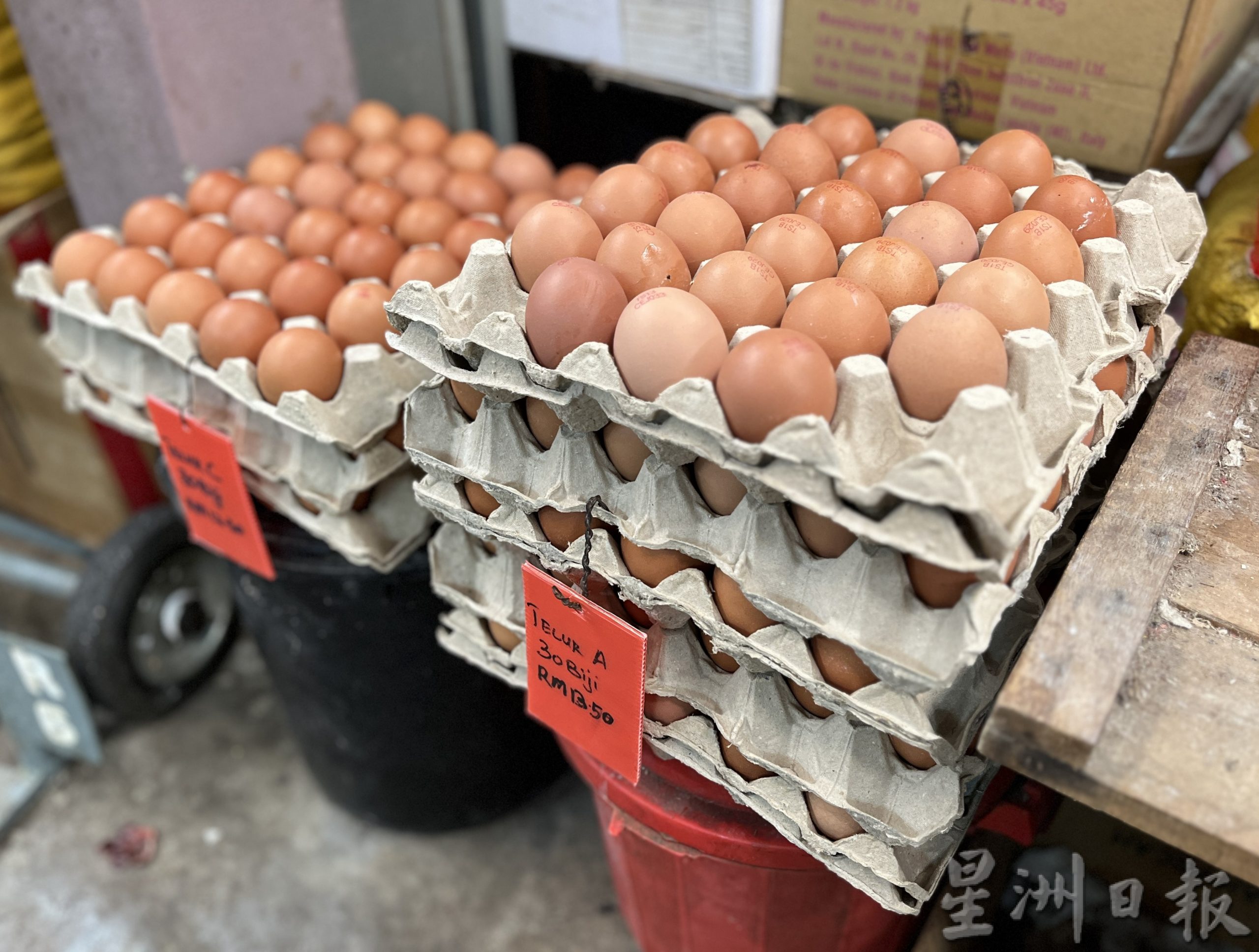 （古城封面主文）鸡蛋供应虽逐渐回稳，商家依旧限制购买数量