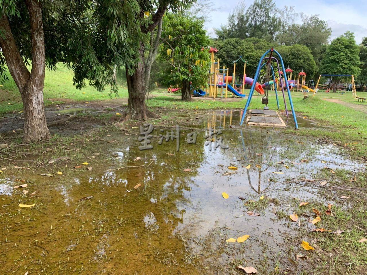 公园游乐场积水烂泥 