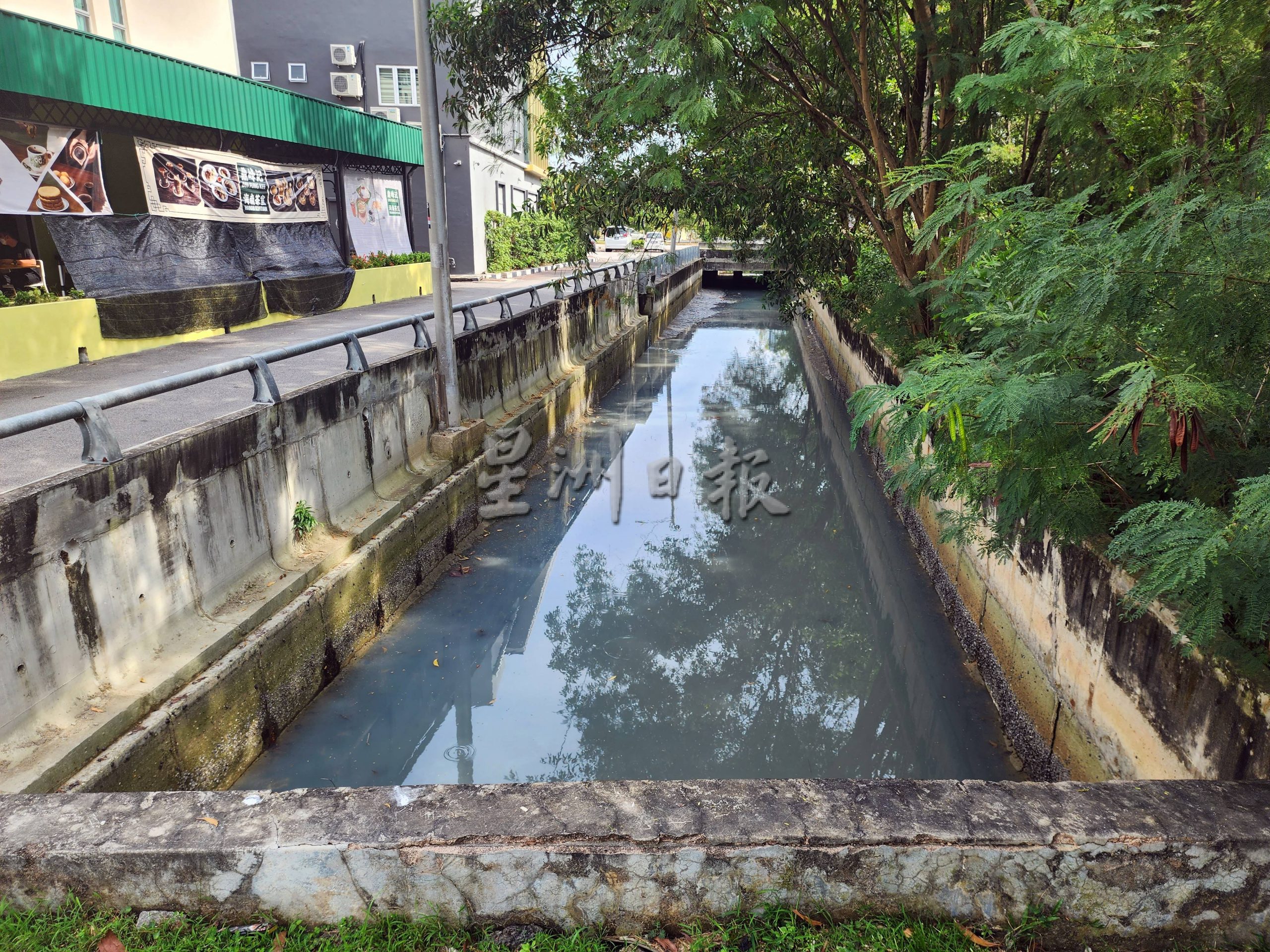 刘志俍：不同填海阶段，哥打沙班达3路30尺宽排水沟突然变窄不到10尺，或是水灾原因之一