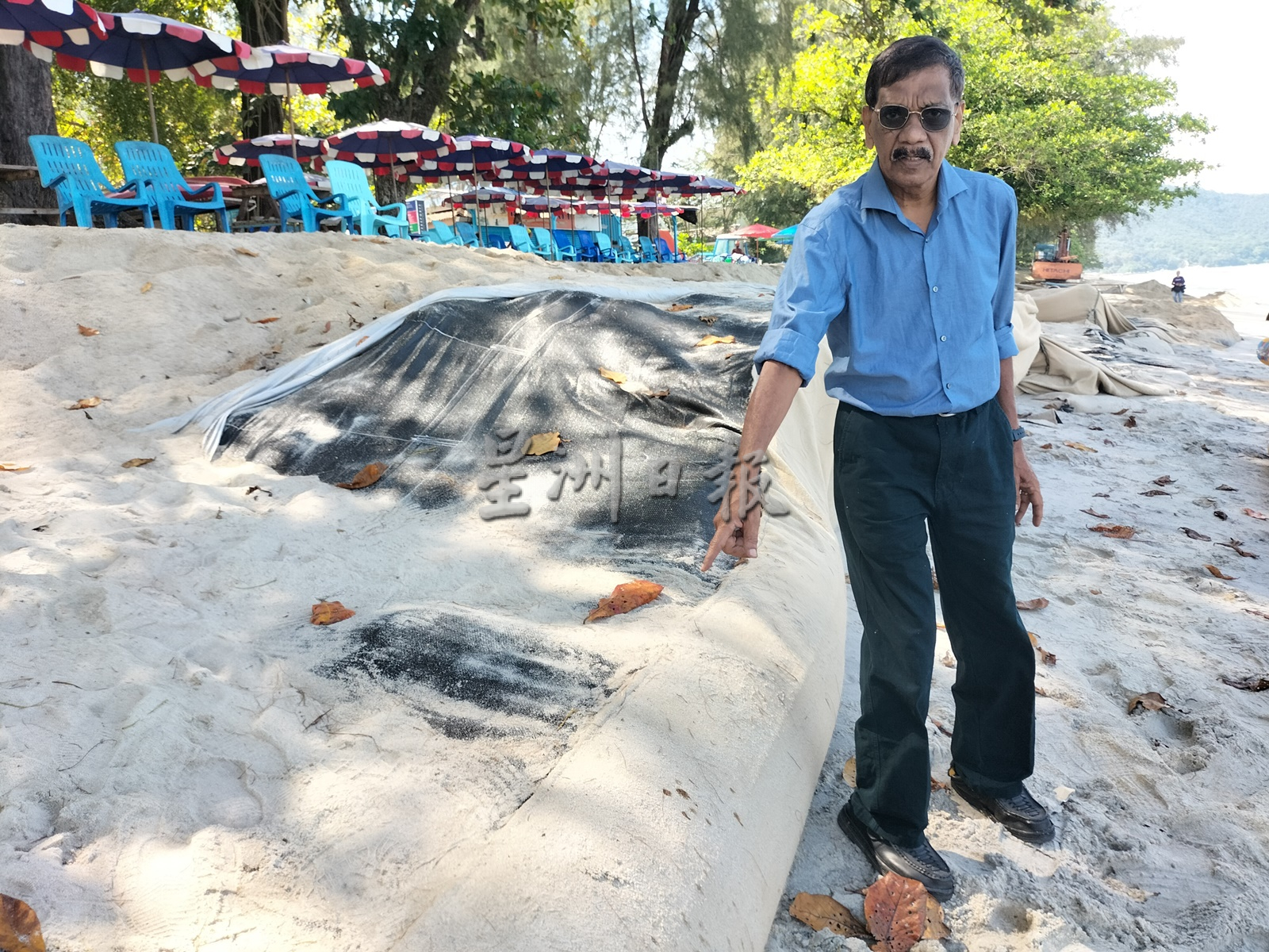 （大北马）峇都丁宜金沙滩沙袋墙坍塌 影响美观存安全隐忧 游客却步