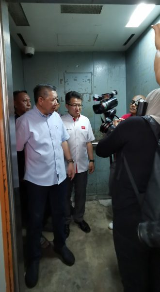 人民政府组屋电梯频“当机”，沙拉胡丁与刘镇东允助解决
