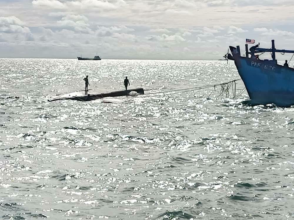 小船故障漂流误撞大船沉没，5印尼男获救