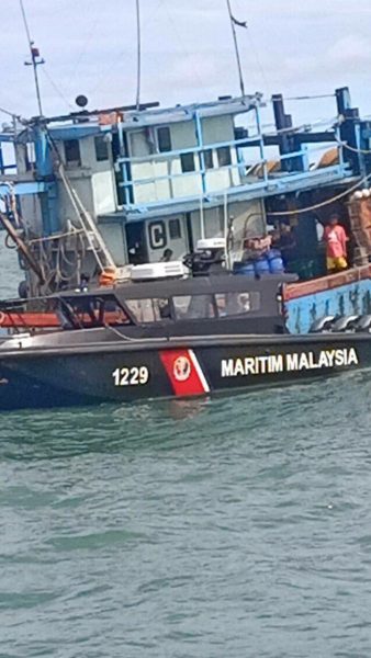 小船故障漂流误撞大船沉没，5印尼男获救