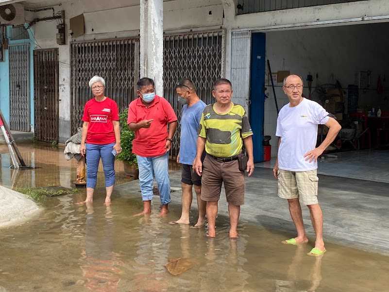 峇数沿河地区涨潮又再遭水淹，商民直呼受不了