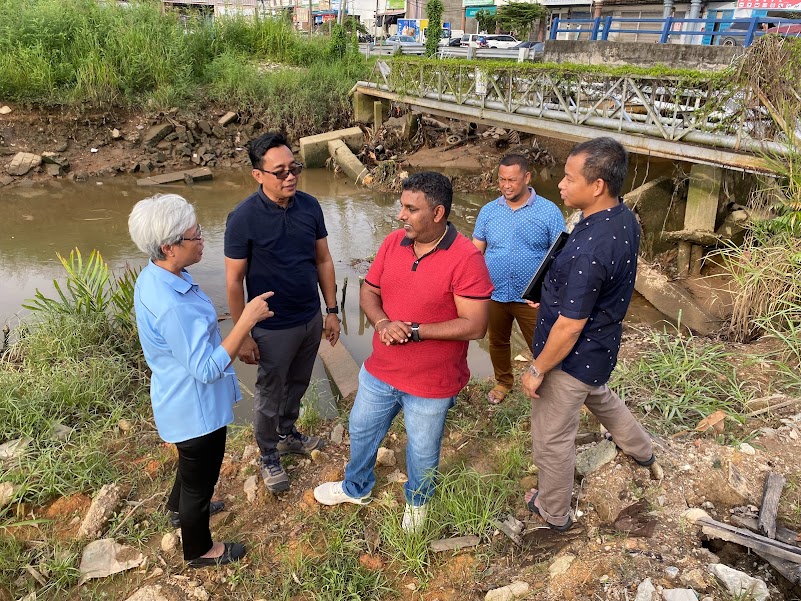（已签发）柔：拉文古玛颜碧贞巡视峇沿河地区，共商水灾解决方案