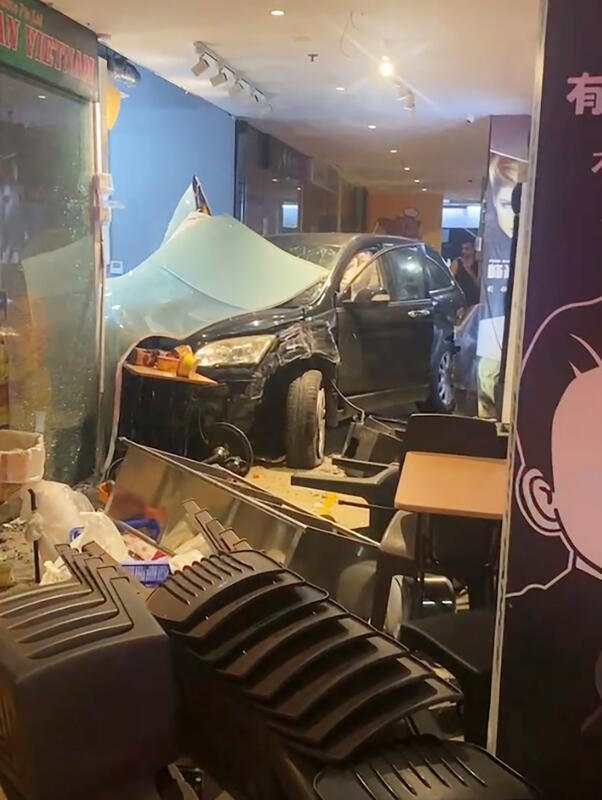 （已签发）柔：狮城二三事：芽笼车冲入店撞伤男店员 司机涉酒驾被捕