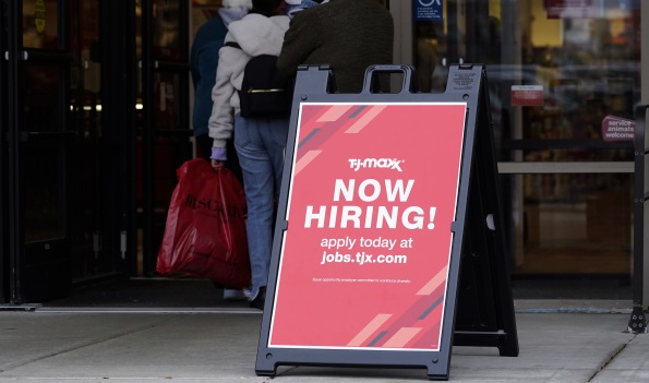 美国首申失业救济减1.6万人  就业持稳