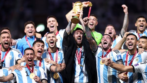 卡塔尔世界杯决赛 | 阿根廷点球战力挫法国登顶 梅西球王登基！