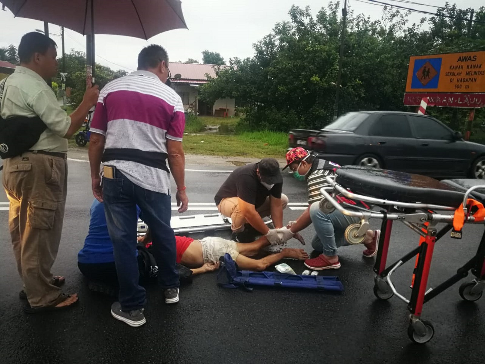 NS马口/8旬华裔老翁过公路被车撞倒，脚断头部受伤送院