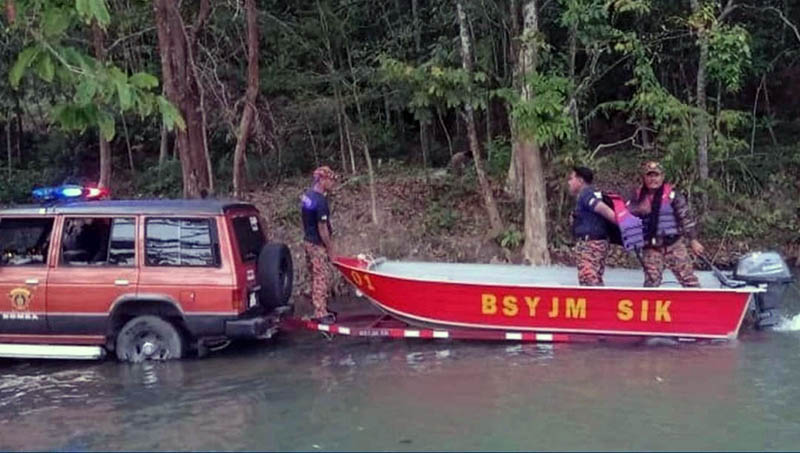 捕鱼后涉水上岸滑倒 青年被卷入急流失踪