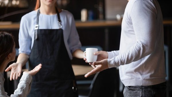 视频 | 顾客不满咖啡杯小吼骂  “SOP都是屁话！叫老闆出来”