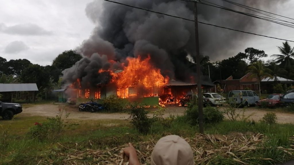 车厂起火波及房屋，连带烧毁14摩托车及3汽车