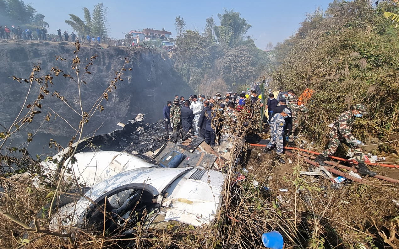 8:30pm再换文，封面)尼泊尔客机坠毁 72人恐全数罹难