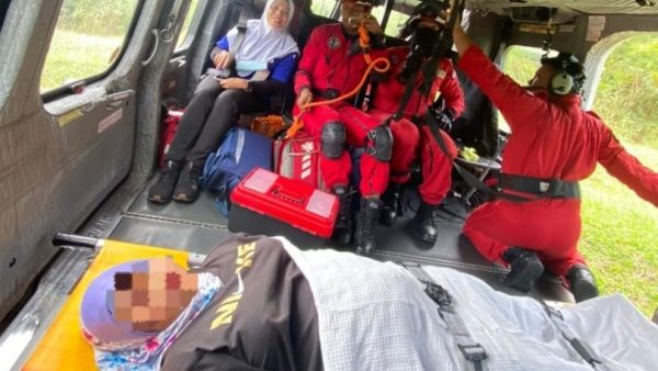 金马仑医务员消拯队合作 攀山越岭用直升机送产妇入院