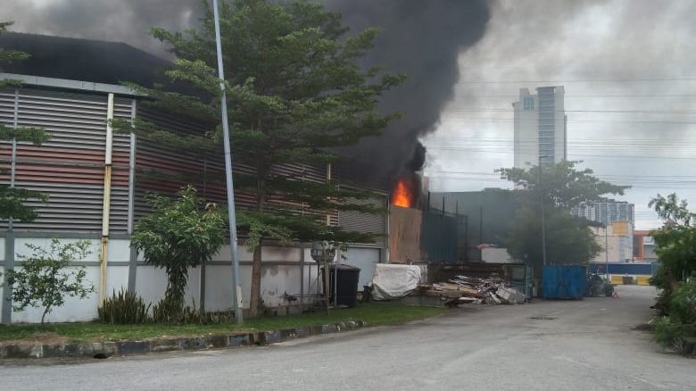 雪邦资源回收厂大火 没伤亡报告
