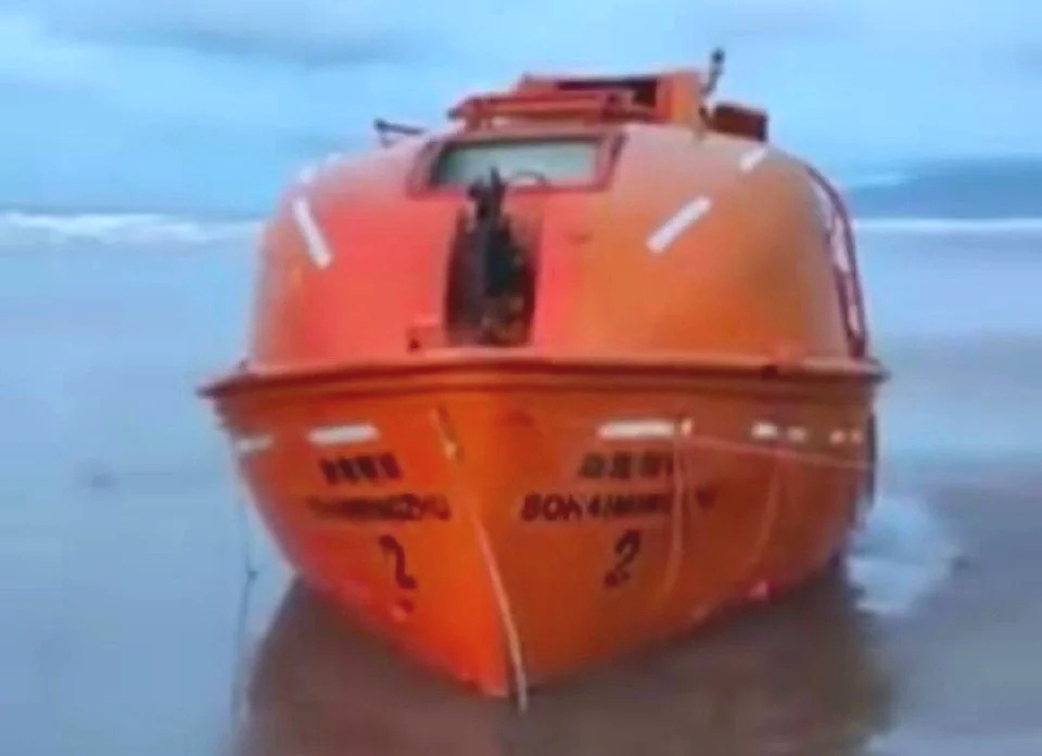 一艘名为渤海明珠的逃生艇出现在海滩
