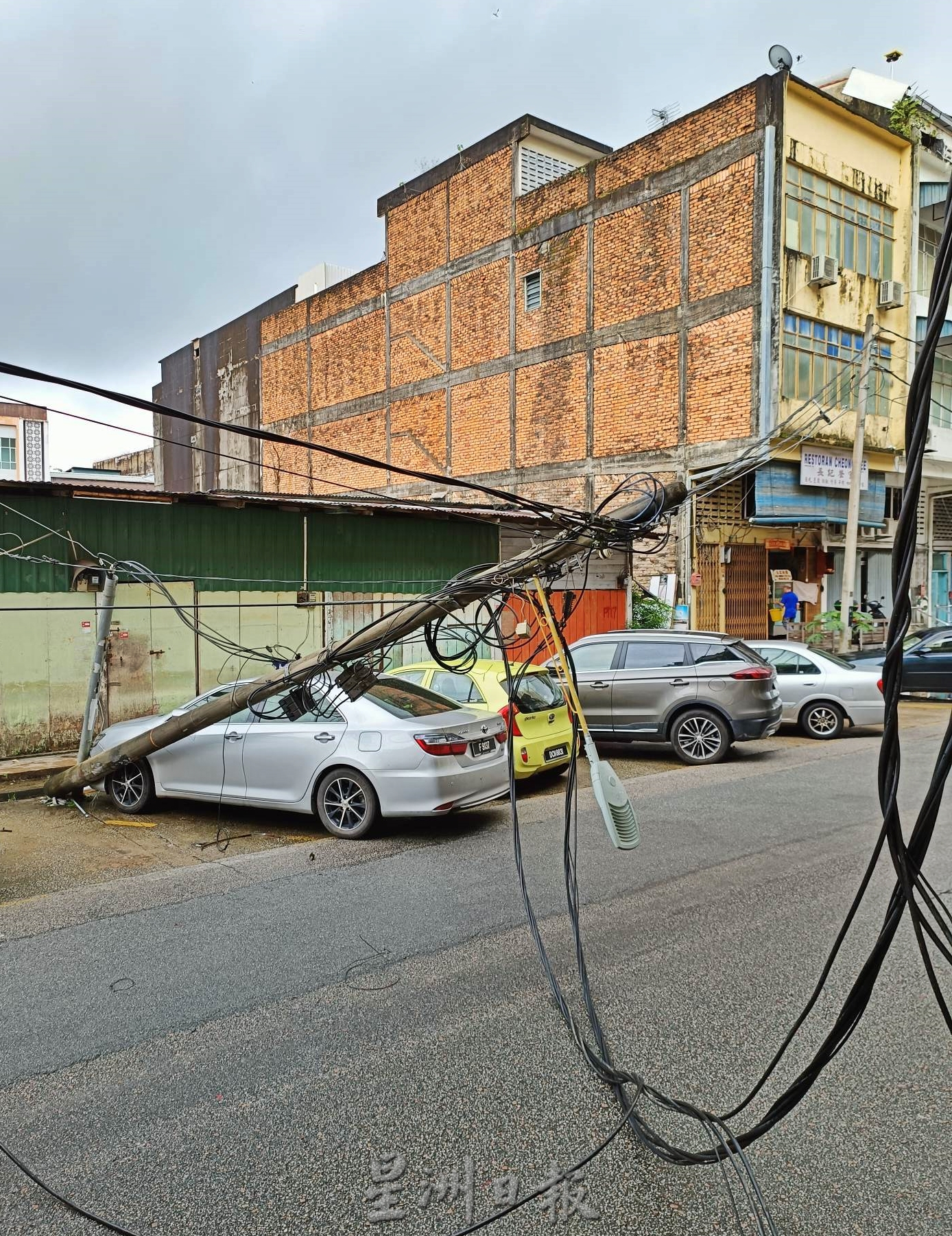 东05：一辆快递公司的罗里今午途经哥市旧邮政局路的时候，扯到车顶电缆，结果整支电缆杆都扯断，造成该路交通无法通行。