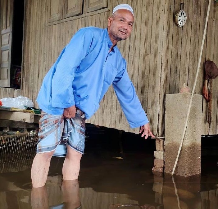 东:兰斗班让甘榜德桑一户人家的高脚屋屋身和底下柱子因水灾移位，随时有倒塌风险。