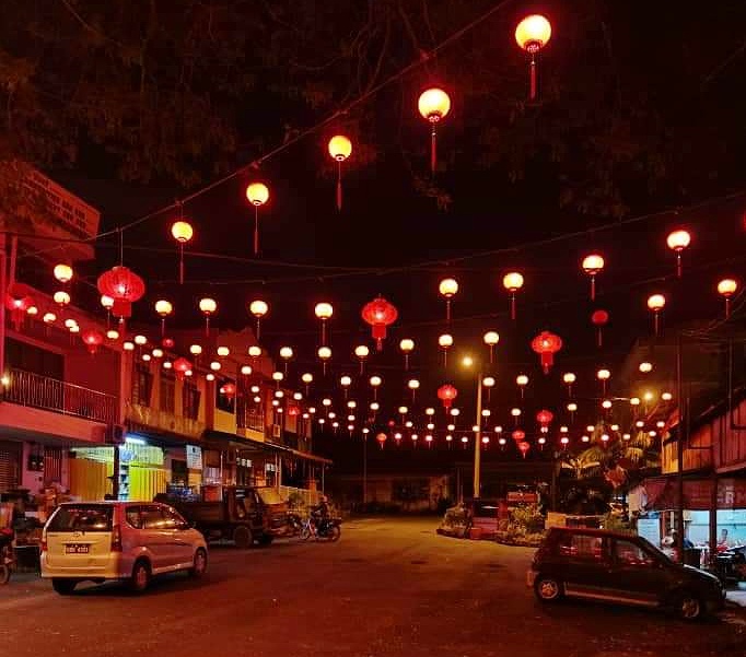 东：2023农历新春转眼将至，吉道新村已经挂上红彤彤的灯笼，准备迎接新年的到来。