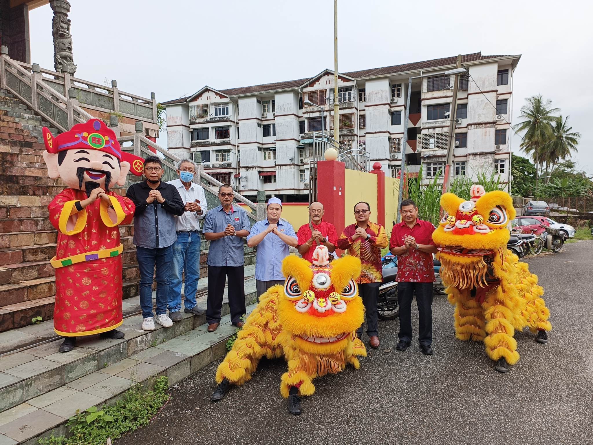东：吉兰丹州政府在哥市唐人坡的南英宫举办“与华社子民共庆癸卯年2023新春大团拜”，并分发红包给逾70名乐龄人士。