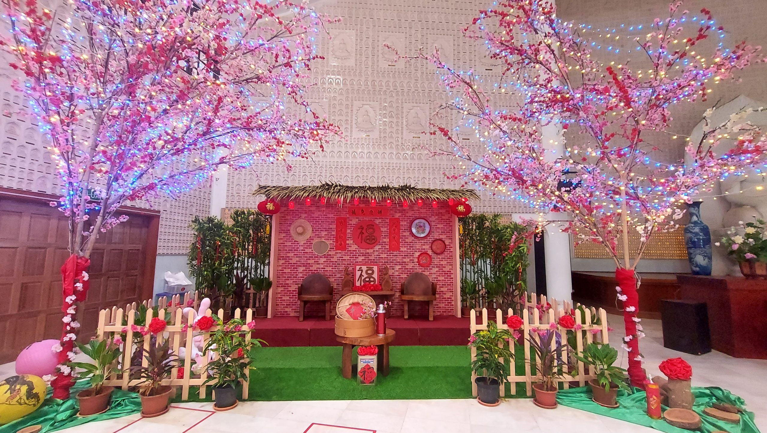 东：彭亨佛教会以“百福纳兔，户纳千祥”及“ 福兔迎祥”的新春布置迎新岁。