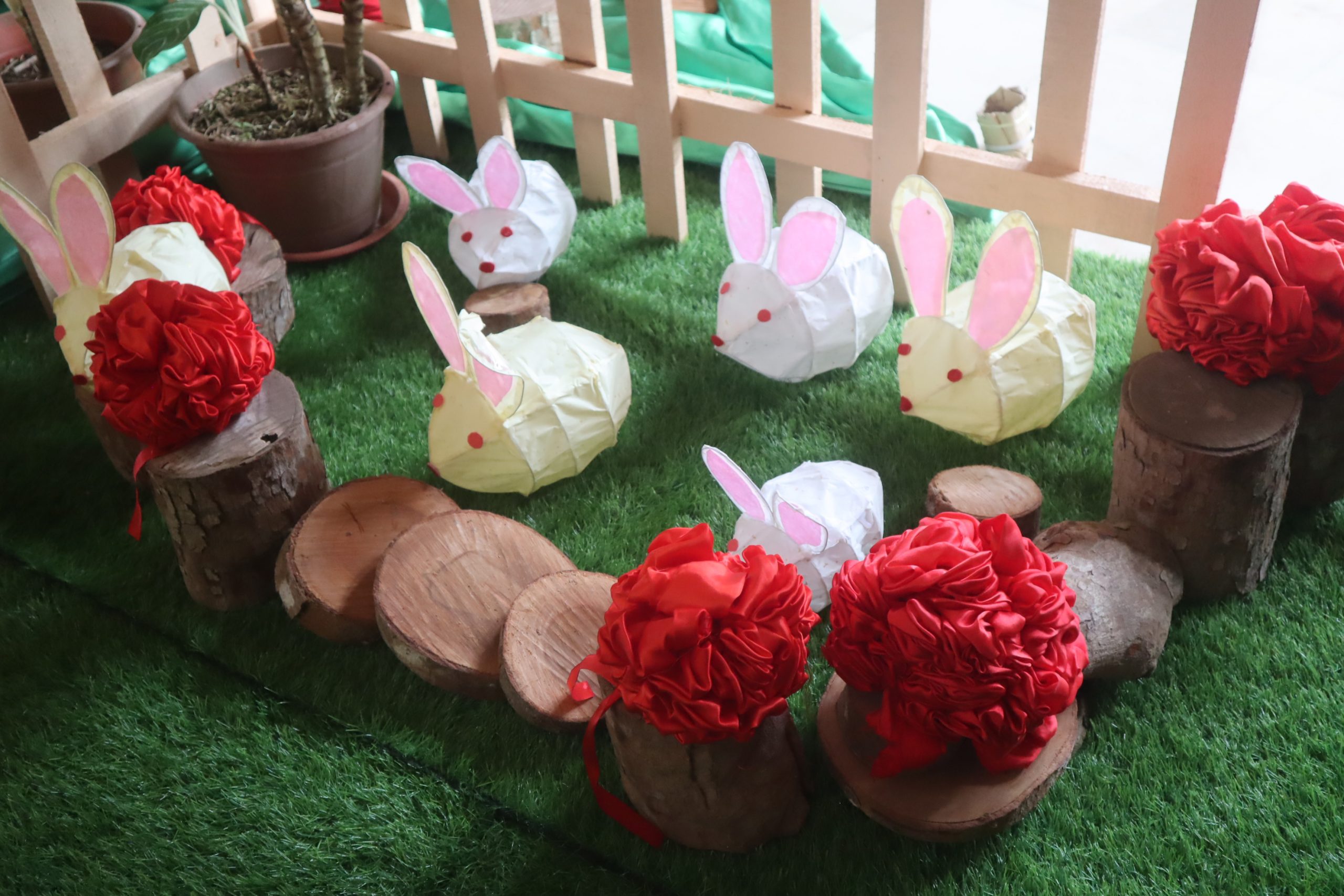 东：彭亨佛教会以“百福纳兔，户纳千祥”及“ 福兔迎祥”的新春布置迎新岁。