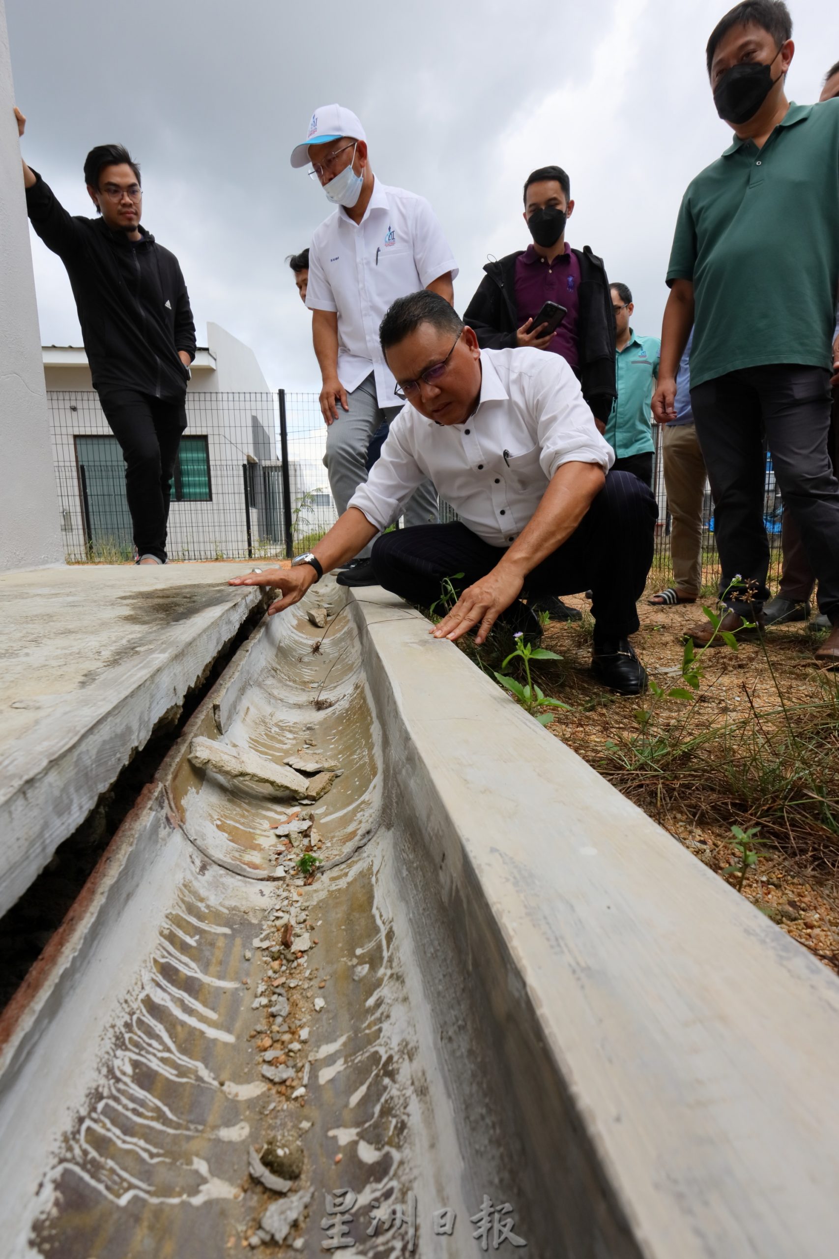 东：彭州行政议员巡视阿曼精品花园危楼问题